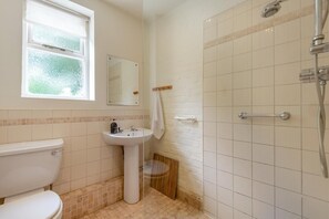 Bathroom - 4 Bed in Lyndhurst (oc-57407) (Lyndhurst)