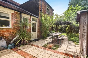 Outdoor dining - 4 Bed in Lyndhurst (oc-57407) (Lyndhurst)