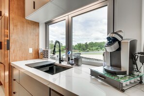 Wasserkocher mit Kaffee-/Teezubehör, Kühlschrank, Mikrowelle, Herdplatte