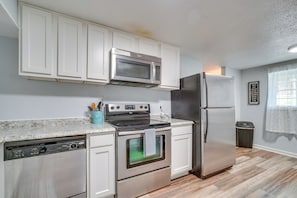 Coffee/tea maker, fridge, microwave, stovetop - 6 Mi to Dtwn: Family-Friendly Knoxville Apartment (Knoxville)