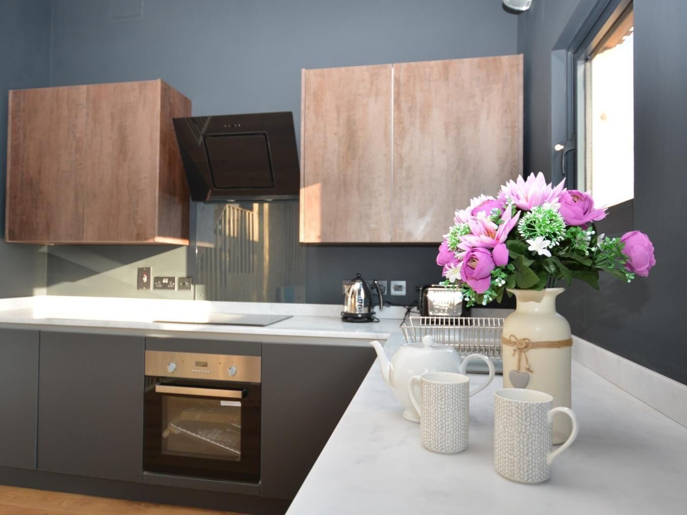 Oven, dishwasher, cookware/dishes/utensils