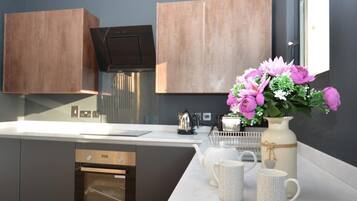 Oven, dishwasher, cookware/dishes/utensils