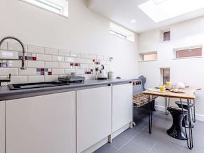 Oven, dishwasher, cookware/dishes/utensils - 2 Bed in Ellesmere (oc-62544) (Dudleston Heath)