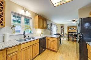 Coffee/tea maker, fridge, microwave, stovetop