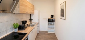 Wasserkocher mit Kaffee-/Teezubehör, Kühlschrank, Mikrowelle, Ofen