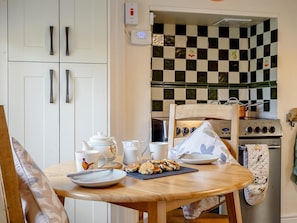 Oven, dishwasher, high chair, cookware/dishes/utensils - 3 Bed in Llandrindod Wells (oc-65885) (Llaithddu)