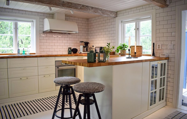 Coffee/tea maker, fridge, microwave, oven - 1 bedroom beautiful home in Tving (Tving)