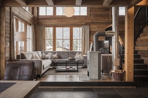 Smart TV y chimenea 