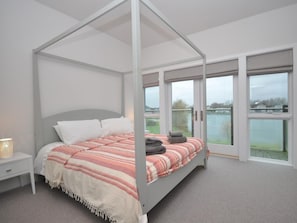 Travel cot, free WiFi, bed sheets - 4 Bed in Cirencester (oc-72676) (Spine Road South Cerney)