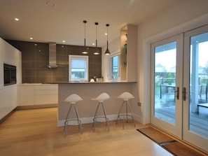 Microwave, oven, dishwasher, high chair - 4 Bed in Cirencester (oc-72676) (Spine Road South Cerney)
