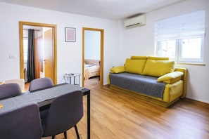 Honeymoon-Apartment, 2 Schlafzimmer, Mikrowelle (Ota 2 BDR In The Heart Of Historic) | Wohnbereich