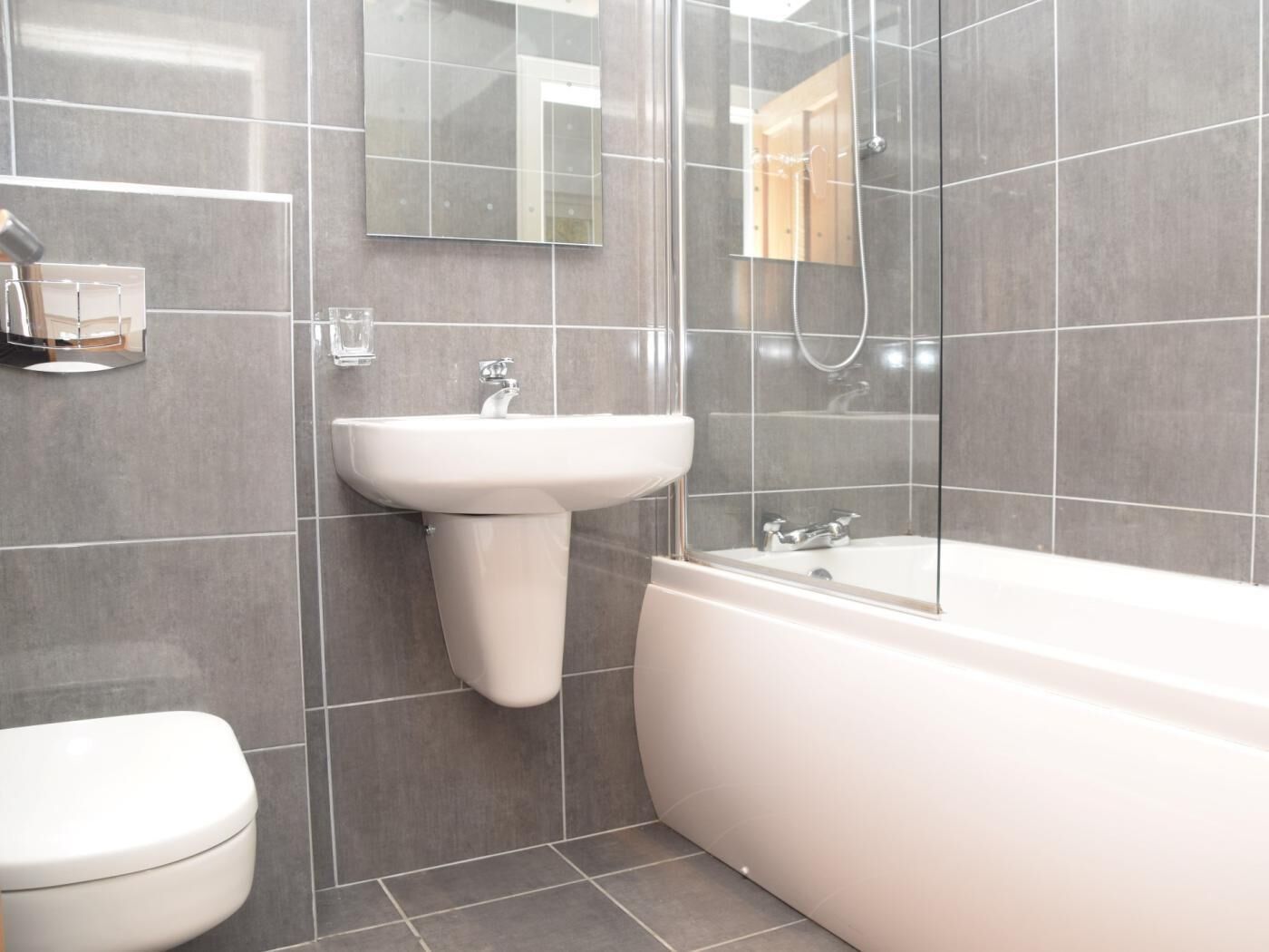 Ein Badezimmer mit Toilette, Waschbecken und Badewanne.