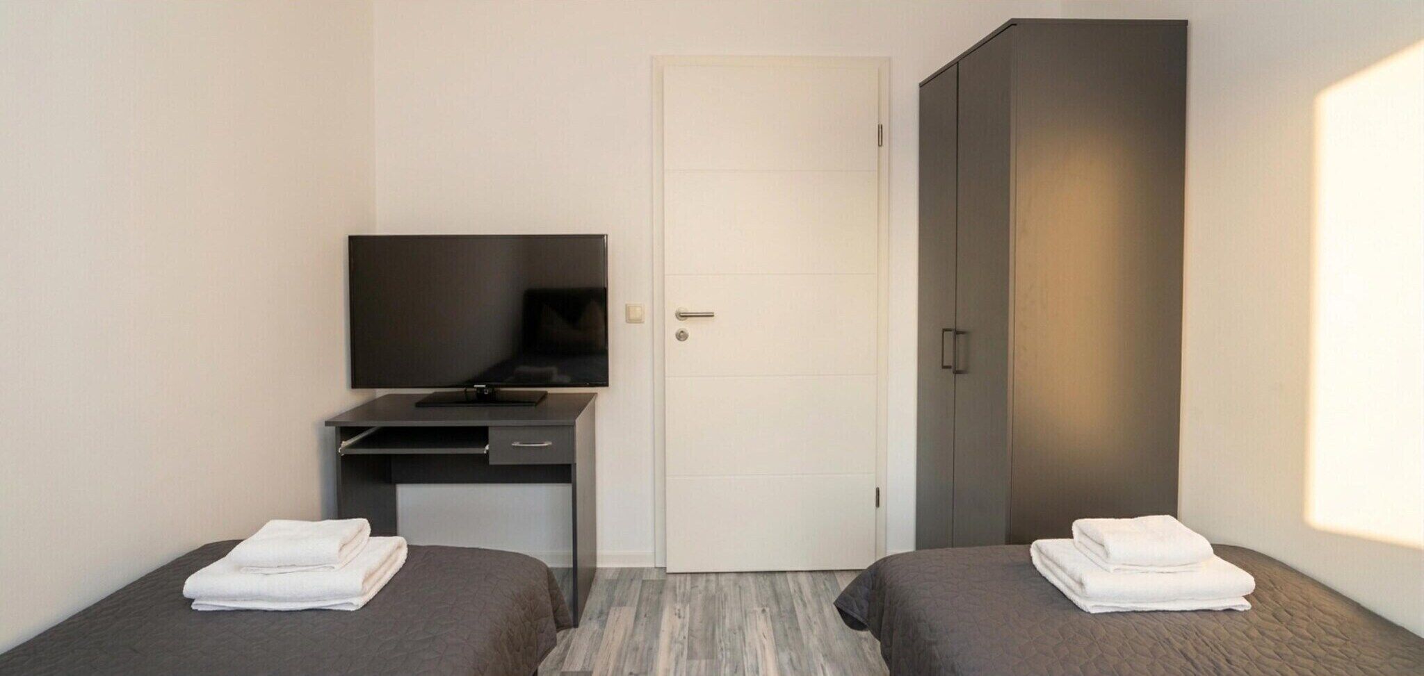 2 bedrooms, travel crib, WiFi (free)
