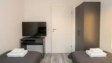 2 bedrooms, travel crib, WiFi (free)