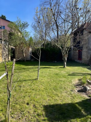Property grounds - Holiday Home “Rotes Haus Phöben” with Private Terrace, Garden, and Wi-Fi (Werder)