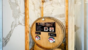 A wooden barrel with a label and two buttons marked 'Red' and 'White'. - hotel CenturyANNEX (Chiba)