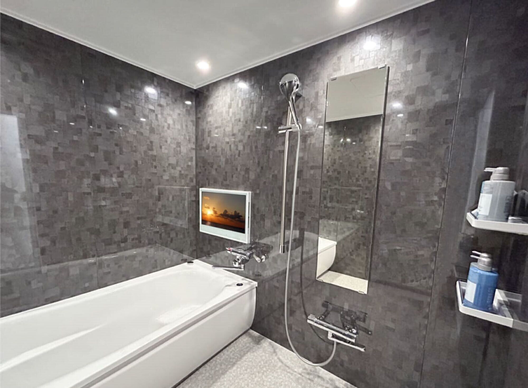 Quarto casal superior, para fumantes | Banheiro | Banheira e chuveiro separados, produtos de toalete grátis