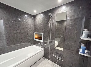 Superior Double Room, Smoking | Bathroom | Separate bathtub and shower, hair dryer, towels, shampoo - hotel CenturyANNEX (chibashi)