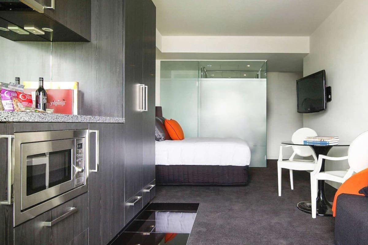 Estudio, 1 cama doble, cocina básica | Tabla de planchar con plancha y wifi gratis