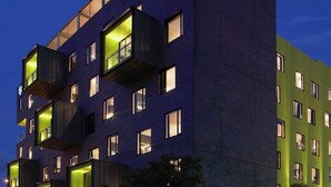 Un edificio de varios pisos con balcones y ventanas.