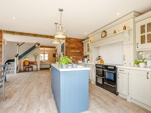 Oven, dishwasher, high chair, cookware/dishes/utensils - 3 Bed in Ilminster (oc-77987) (Lower Chillington)