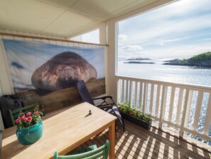Outdoor dining - Seaview apartment in Henningsvær (Vågan)