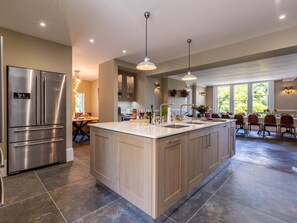Oven, dishwasher, high chair, cookware/dishes/utensils - 10 Bed in Bideford (oc-78035) (Northam)