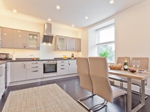 Oven, dishwasher, high chair, cookware/dishes/utensils - 2 Bed in Windermere (oc-78287) (Bowness on Windermere)