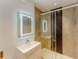 Bathroom - 2 Bed in Brockenhurst (oc-78729) (Brockenhurst)