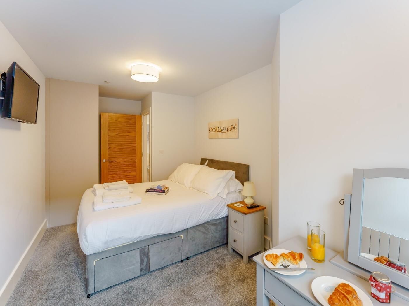 2 bedrooms, travel cot, free WiFi, bed sheets