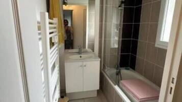 Ducha, secador de pelo, toallas, papel higiénico