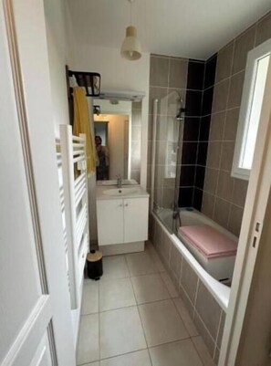 Douche, sèche-cheveux, serviettes fournies, papier toilette