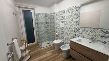 Douche, sèche-cheveux, serviettes fournies