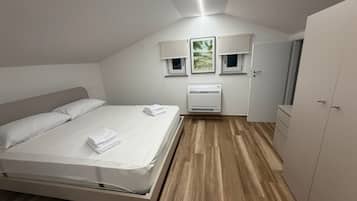 Tabla de planchar con plancha, wifi y ropa de cama