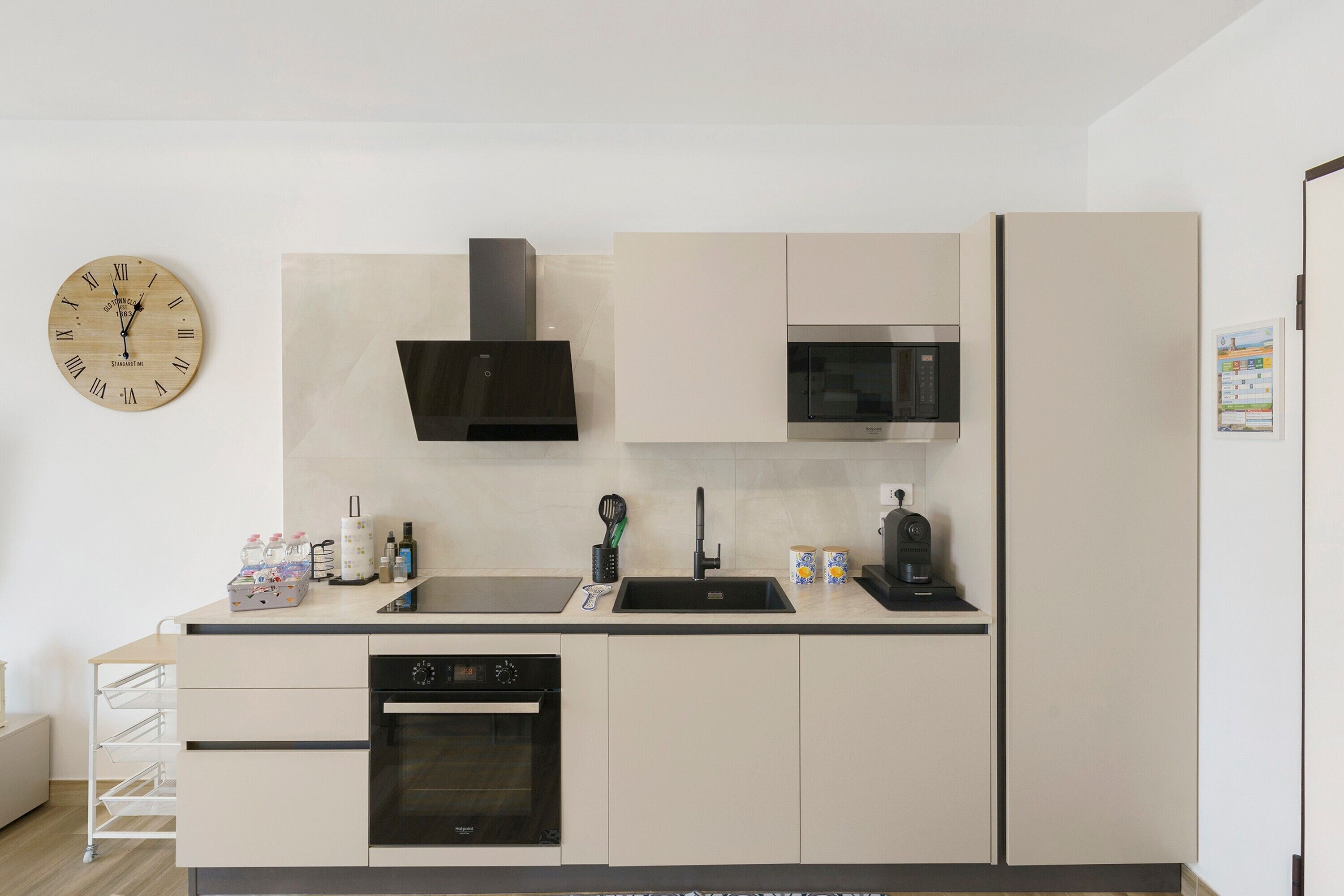 Wasserkocher mit Kaffee-/Teezubehör, Kühlschrank, Mikrowelle, Ofen