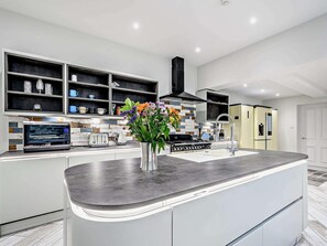 Oven, dishwasher, highchair, cookware/dishes/utensils - 6 Bed in Dunoon (oc-81381) (Dunoon)