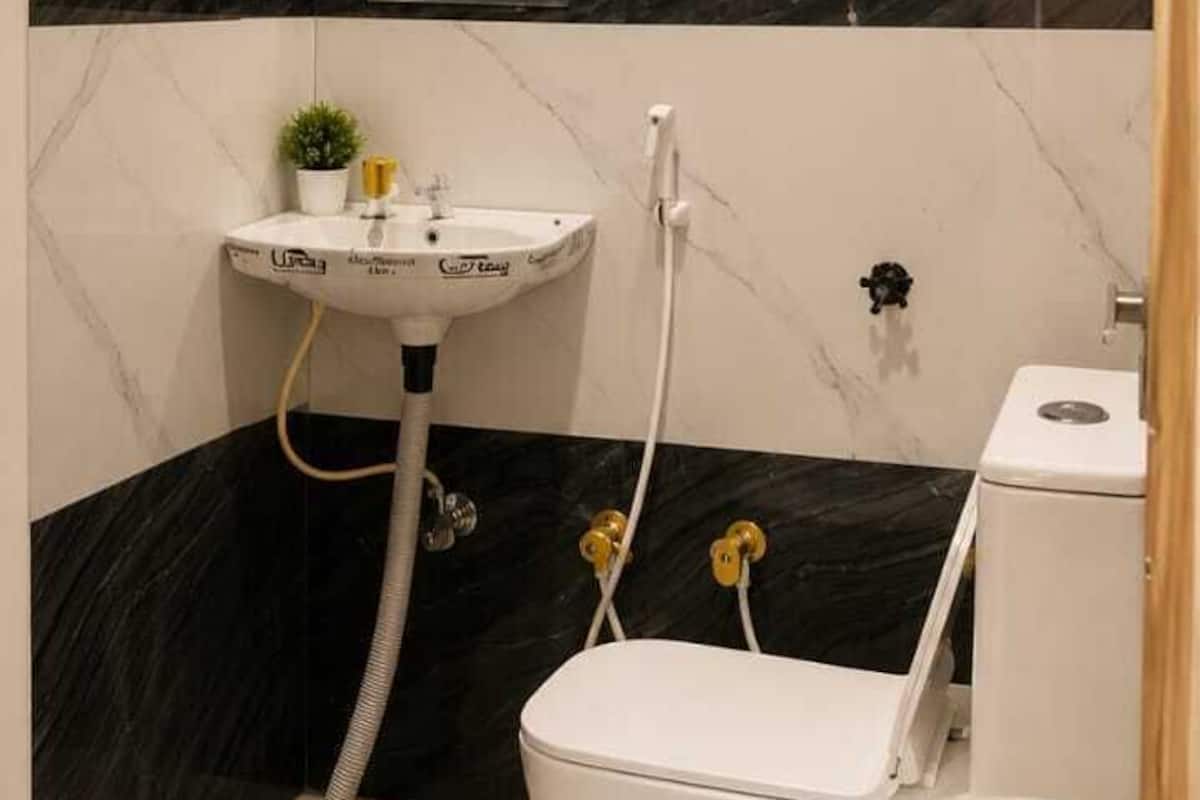 Towels, soap, shampoo, toilet paper