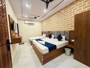 Deluxe Triple Room | Bed sheets - Madhav Dham Vrindavan (Vrindavan)