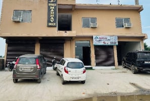 Exterior - Madhav Dham Vrindavan (Vrindavan)