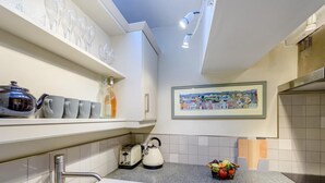 Een moderne keuken met een spoelbak, aanrecht en een stadsgezicht op canvas.