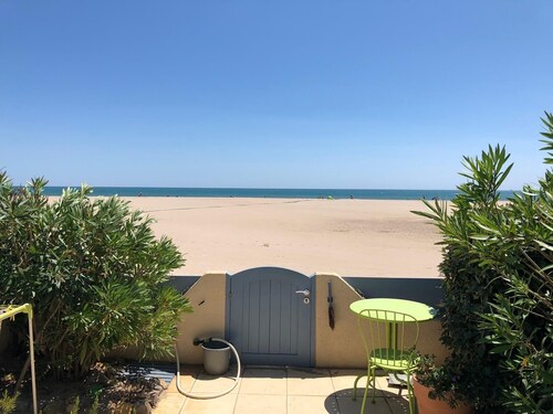 A terrace right on the ocean, a cozy apartment—you can't get any closer to the beach than this
