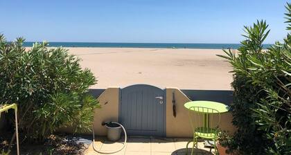 A terrace right on the ocean, a cozy apartment—you can't get any closer to the beach than this