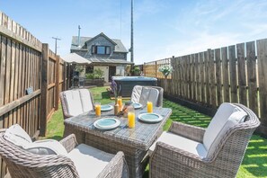 Outdoor dining - 2 Bed in Newquay (oc-82512) (Saint Newlyn East)