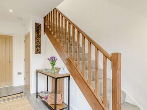 Eine Treppe mit Holzausleger zu einer Zwischenebene.