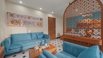 Deluxe Quadruple Room | Living area