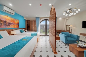 Habitación de hotel con dos camas, un cuadro grande, un balcón y una lámpara moderna.