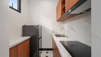 Standard Double Room | Private kitchen | Mini-fridge, stovetop
