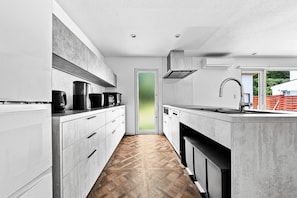 Appartement, vue mer | Cuisine privée | Réfrigérateur, micro-ondes, plaque de cuisson, lave-vaisselle