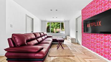 Departamento, vista al mar | Sala de estar | Televisión de pantalla plana de 55 pulgadas con canales digitales