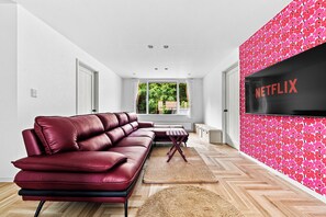 Appartement, vue sur la mer | Salle de séjour | Téléviseur à écran plat de 55 po avec télévision numérique